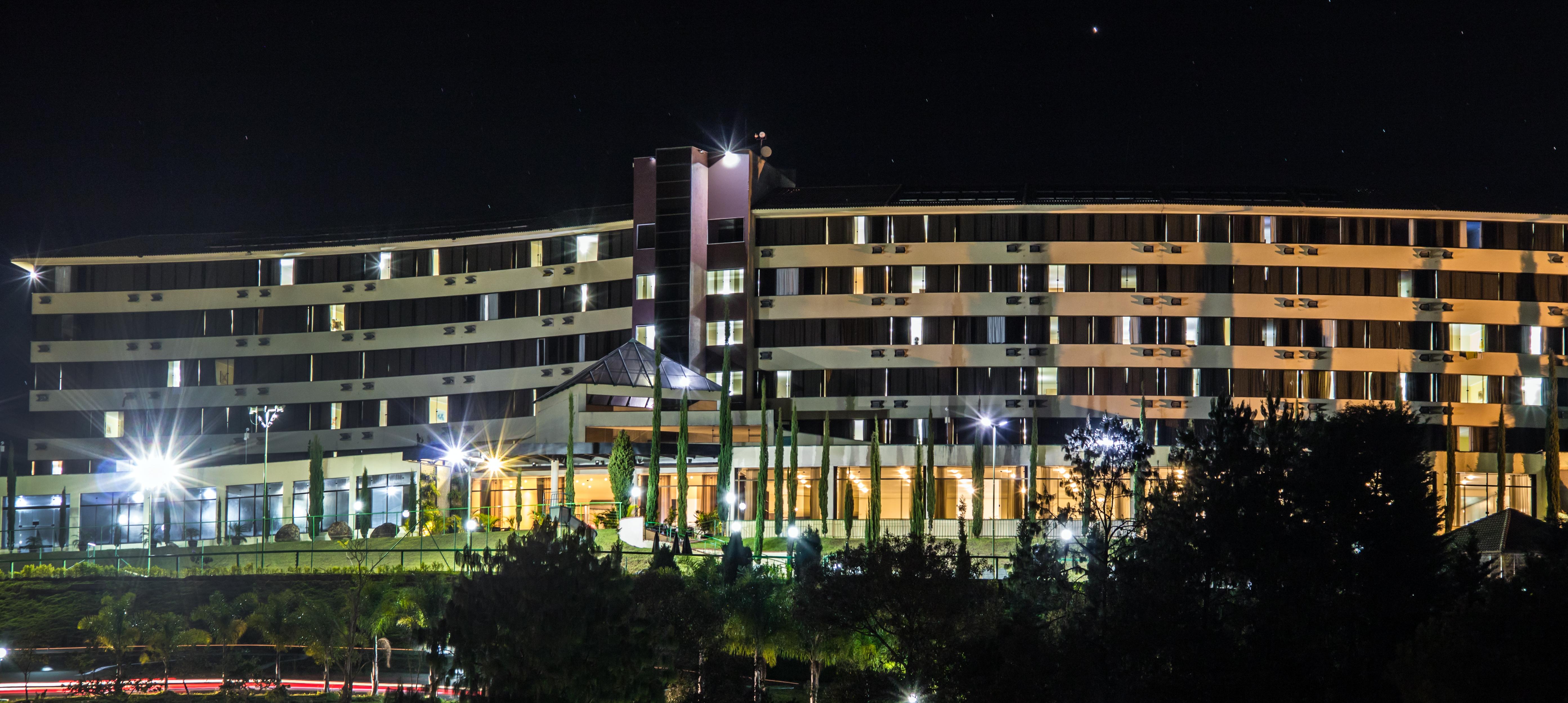 Hotel Golden Park All Inclusive Pocos De Caldas By Nacional Inn Экстерьер фото The hotel at night