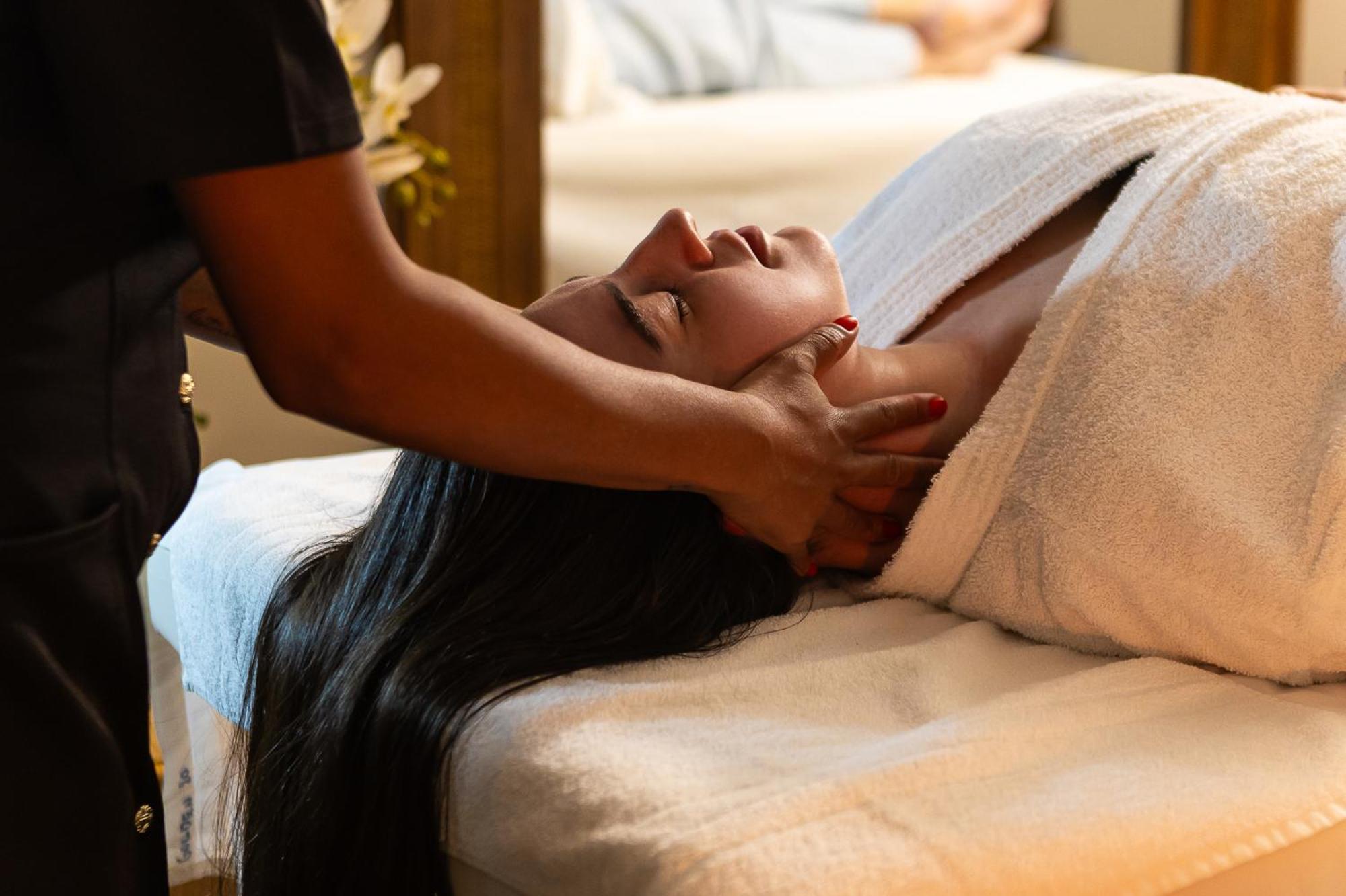 Hotel Golden Park All Inclusive Pocos De Caldas By Nacional Inn Экстерьер фото A woman receiving a head massage